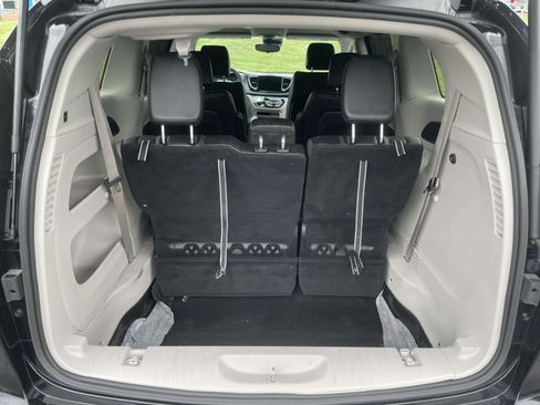 Used 2024 Chrysler Pacifica Touring-L FWD image 8