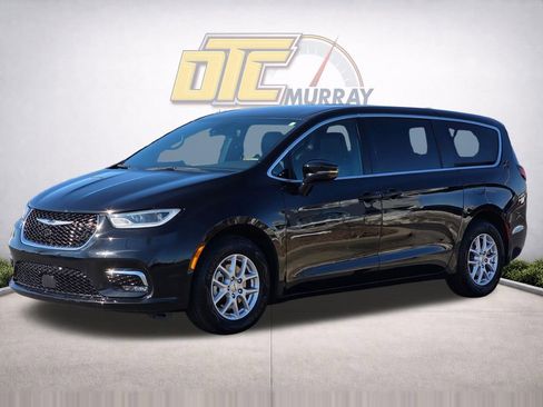 Used 2025 Chrysler Pacifica Select FWD image 2