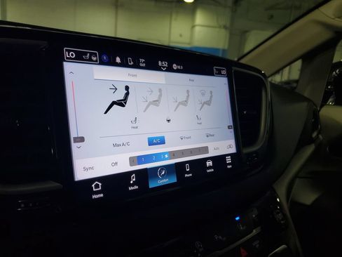 Used 2024 Chrysler Pacifica Touring-L FWD image 30