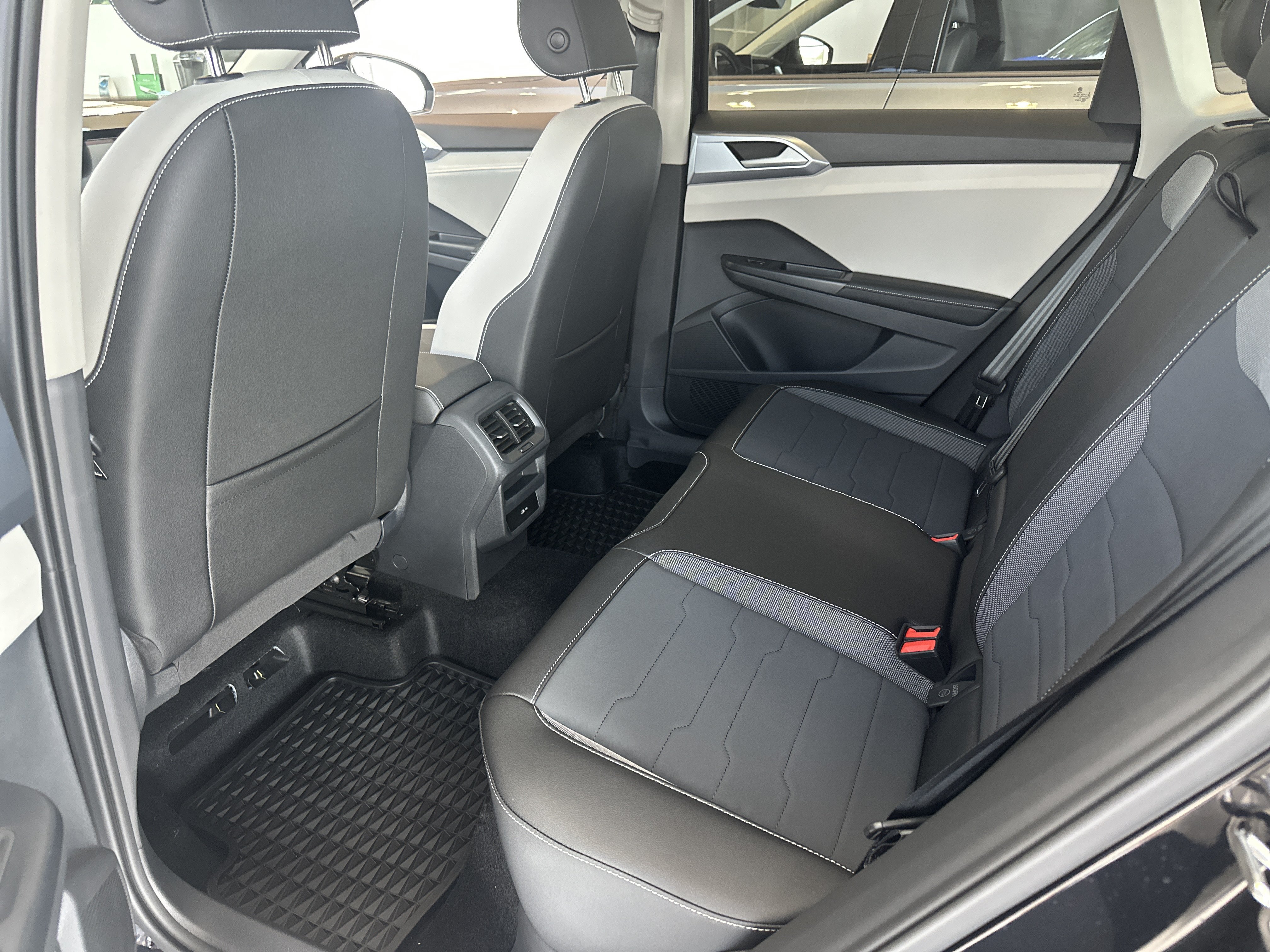 New 2025 Volkswagen Taos SE AWD/4WD image 9