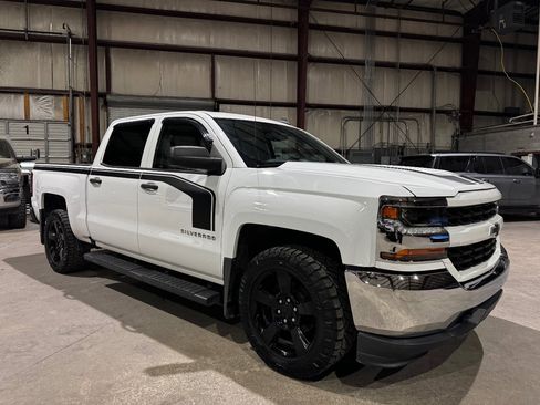 Used 2018 Chevrolet Silverado 1500 Custom w/ Custom Value Package image 2