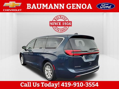 Used 2023 Chrysler Pacifica Touring-L image 11