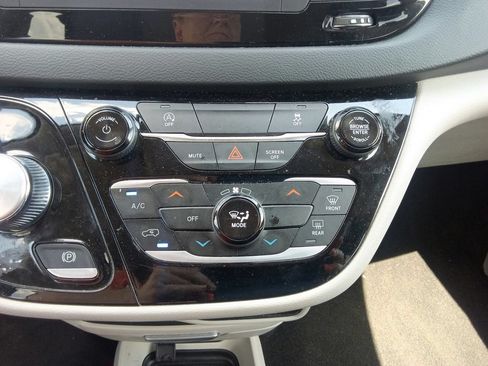 Used 2023 Chrysler Voyager LX FWD image 28