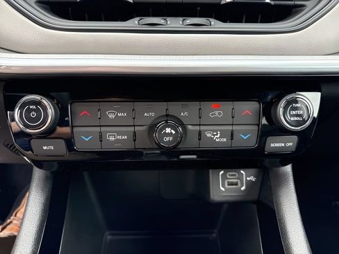 Used 2025 Jeep Compass Limited AWD/4WD image 19
