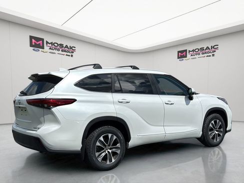 Used 2023 Toyota Highlander XLE AWD/4WD image 3