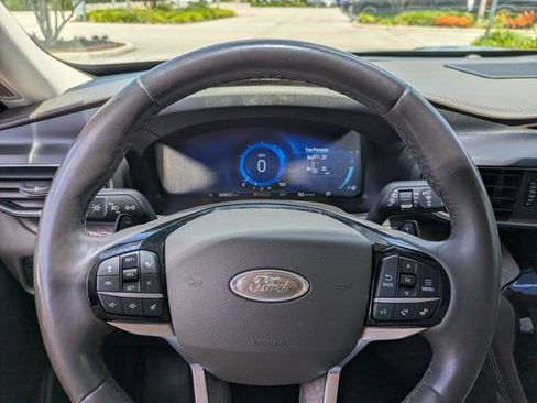 Used 2021 Ford Explorer Platinum w/ Equipment Group 601A AWD/4WD image 23