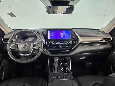 Used 2024 Toyota Highlander XLE image 27