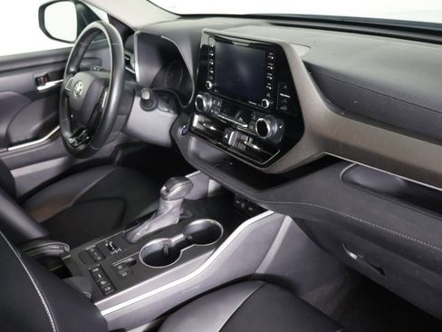 Used 2020 Toyota Highlander XLE image 29