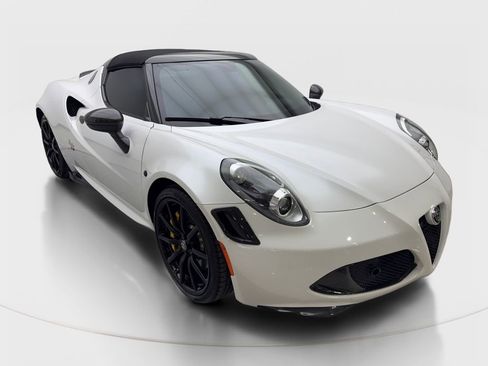 Used 2018 Alfa Romeo 4C Spider RWD image 4