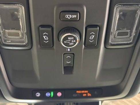 Used 2025 GMC Yukon XL Denali AWD/4WD image 28