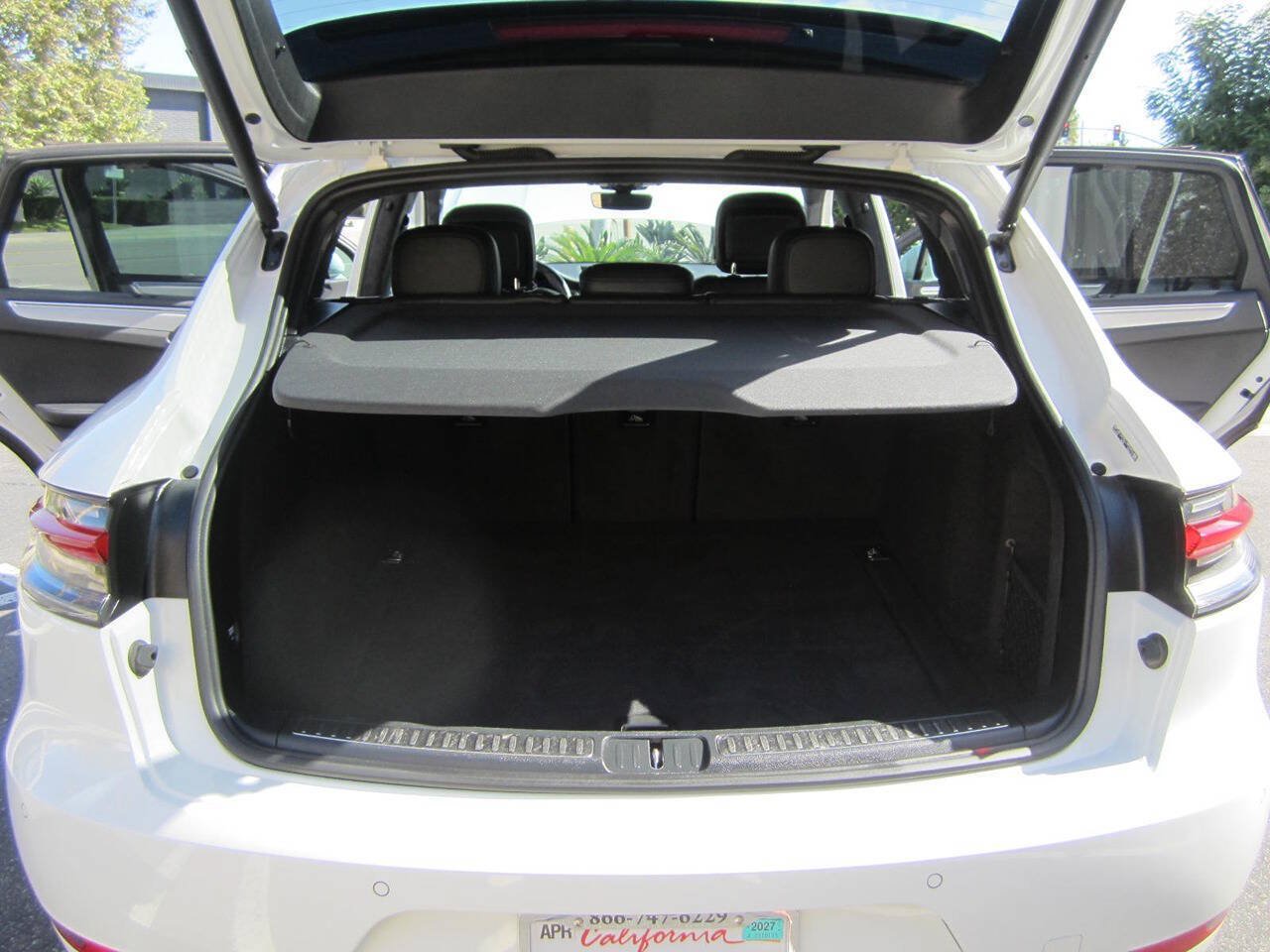 Used 2020 Porsche Macan Turbo AWD/4WD image 12