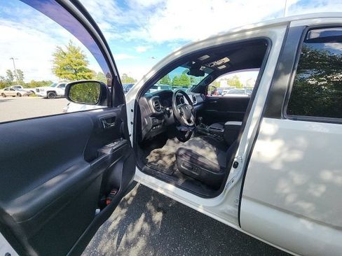 Used 2021 Toyota Tacoma TRD Off-Road AWD/4WD image 19