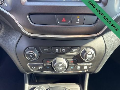 Used 2022 Jeep Cherokee Trailhawk w/ Premium Leather Package image 24