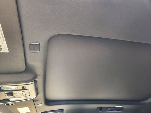 Used 2024 GMC Yukon SLT w/ SLT Luxury Package image 25