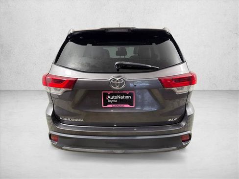 Used 2019 Toyota Highlander XLE FWD image 6