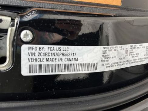 Used 2023 Chrysler Pacifica Pinnacle FWD image 30