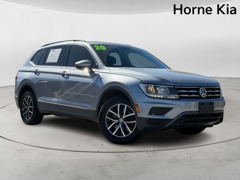 Used 2020 Volkswagen Tiguan SE w/ Panoramic Sunroof Package FWD image 2