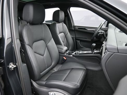 Certified 2025 Porsche Macan AWD/4WD image 31