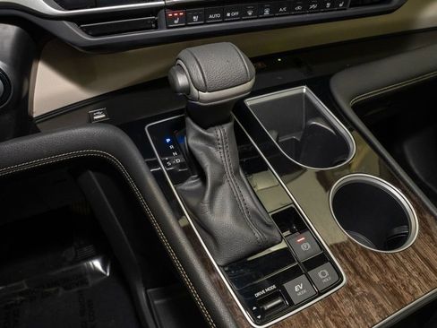 Used 2025 Toyota Sienna Limited image 18