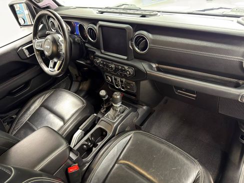 Used 2019 Jeep Wrangler Unlimited Sahara w/ Uconnect 4C Nav & Sound Group AWD/4WD image 25