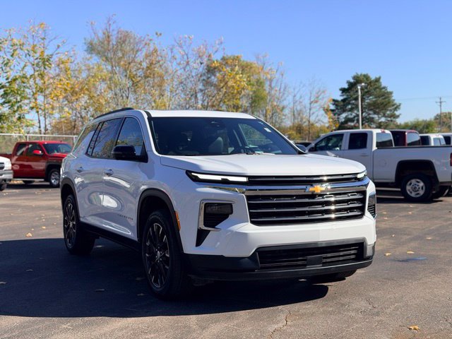 Used 2026 Chevrolet Traverse LT w/ Sun and Wheel Package FWD image 4