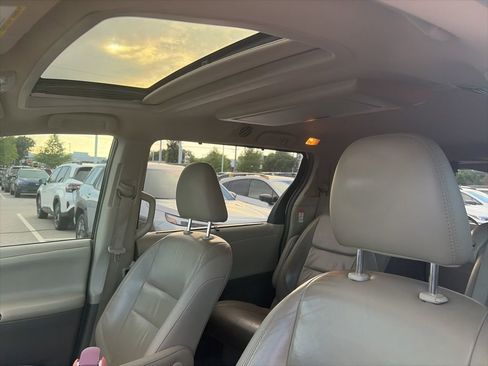 Used 2015 Toyota Sienna XLE Premium FWD image 4