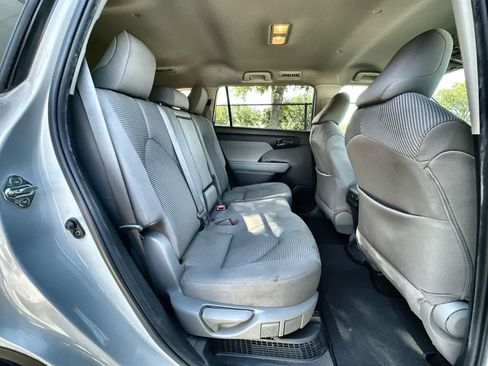 Used 2022 Toyota Highlander LE AWD/4WD image 17