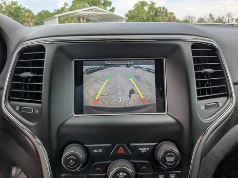 Used 2018 Jeep Grand Cherokee Laredo RWD image 24