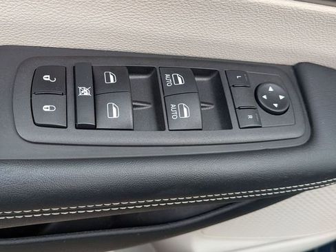 Used 2023 Chrysler Pacifica Touring-L image 13