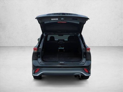 Used 2021 Toyota Highlander XSE FWD image 9