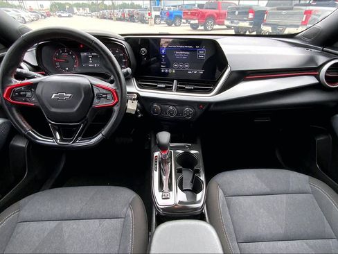 Used 2025 Chevrolet Trax RS w/ Sunroof Package FWD image 16