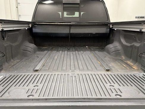 Used 2020 Nissan Titan SL w/ Moonroof Package AWD/4WD image 29