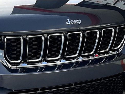 Used 2022 Jeep Grand Cherokee Limited image 31