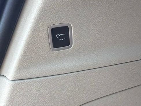 Used 2024 Chrysler Pacifica Touring-L FWD image 11