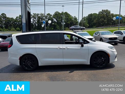 Used 2025 Chrysler Pacifica Limited FWD image 17