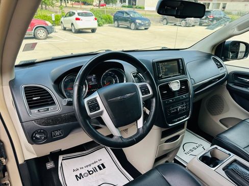 Used 2014 Chrysler Town & Country Touring FWD image 12