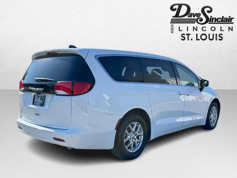 Used 2023 Chrysler Voyager LX image 5