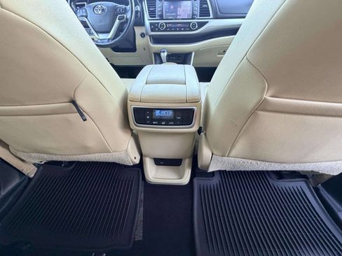 Used 2018 Toyota Highlander XLE AWD/4WD image 33
