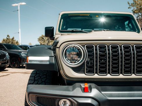Used 2025 Jeep Gladiator Rubicon w/ Convenience Group AWD/4WD image 9