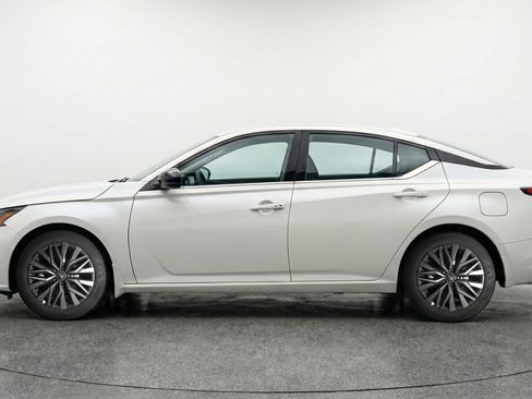 Used 2025 Nissan Altima 2.5 SV image 5