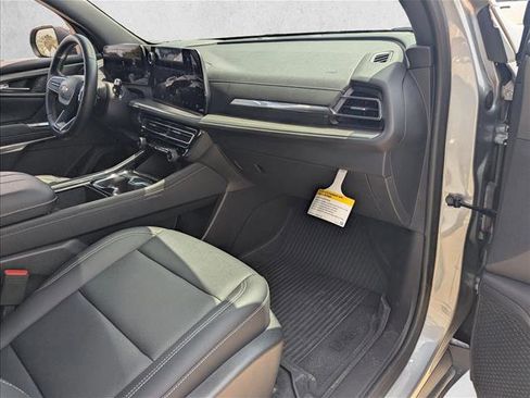 Used 2025 Chevrolet Traverse LT w/ Sun and Wheel Package image 19