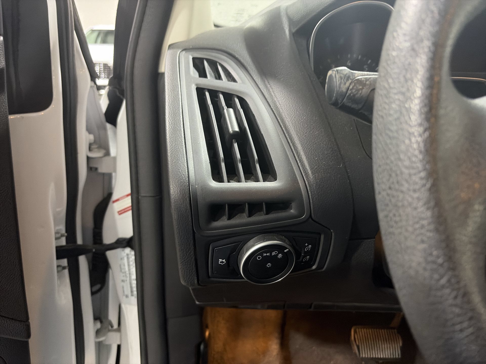 Used 2015 Ford Focus SE FWD image 19