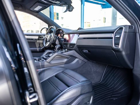 Used 2023 Porsche Cayenne Platinum Edition w/ Towing Package w/o Tow Ball AWD/4WD image 52