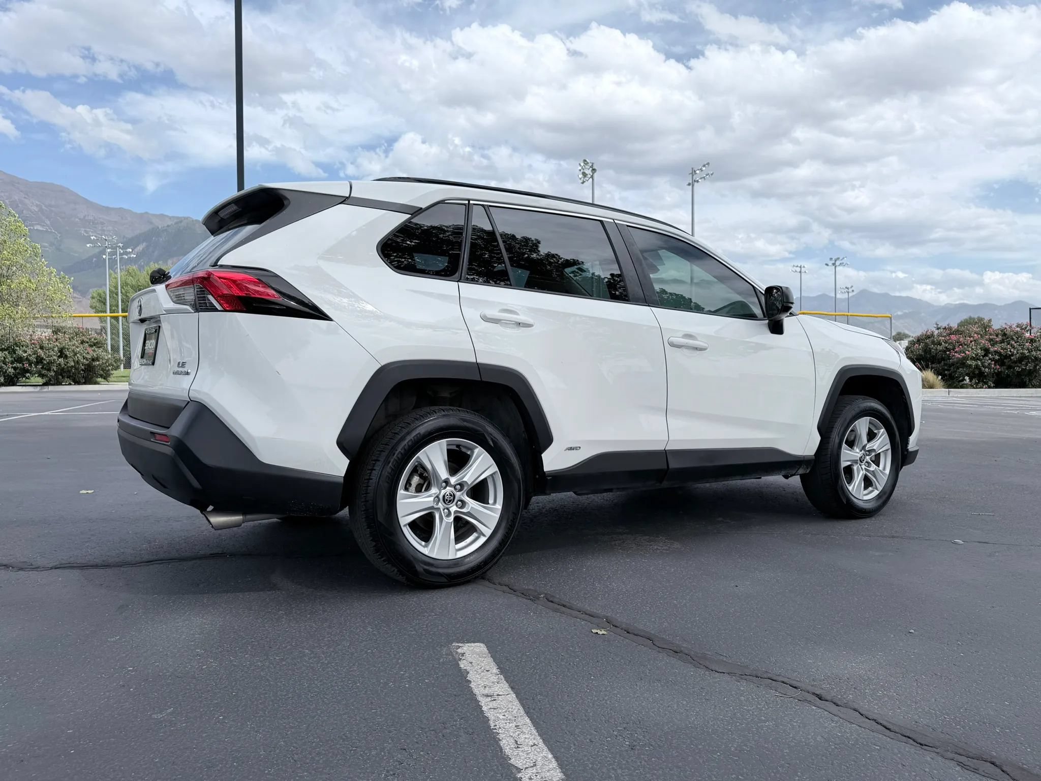Used 2021 Toyota RAV4 LE AWD/4WD image 4