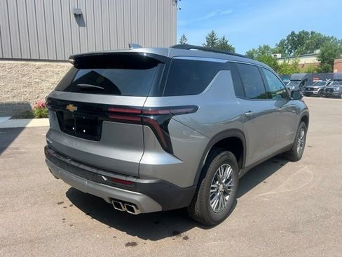 Used 2025 Chevrolet Traverse LT FWD image 5