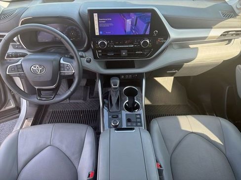 Used 2024 Toyota Highlander Platinum image 34