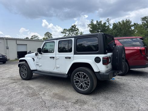 Used 2023 Jeep Wrangler Unlimited Sahara w/ Cold Weather Group AWD/4WD image 2