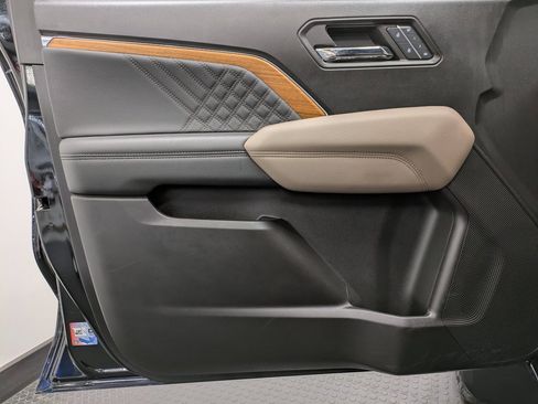 Used 2024 GMC Canyon Denali image 8