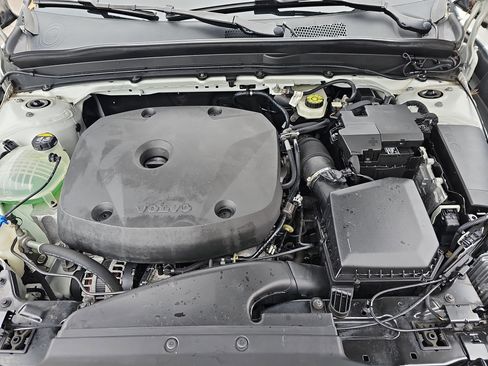 Used 2020 Volvo XC40 T5 Momentum image 31