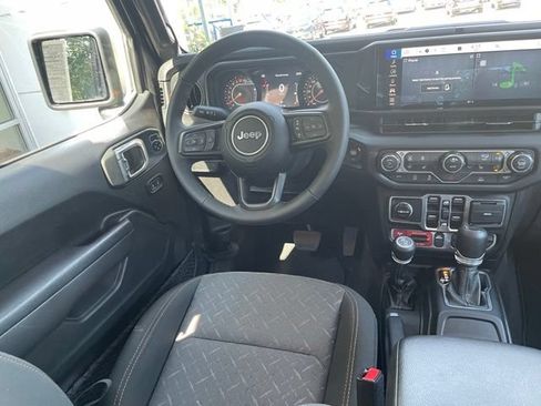 Used 2025 Jeep Gladiator Mojave w/ Convenience Group AWD/4WD image 11